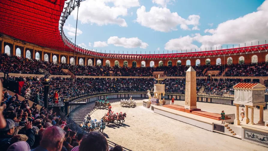 Course de chars spectacle "Le Signe du Triomphe" au stadium romain au Puy du Fou.