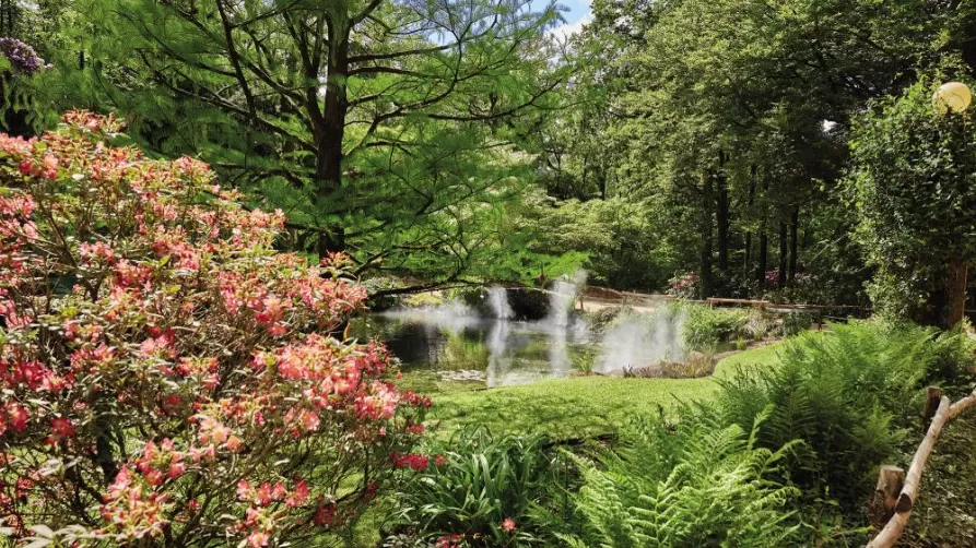 “Le Val de la Marienne” au printemps au Puy du Fou.