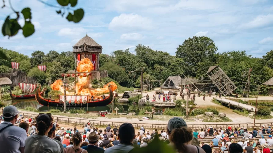 Drakkar viking en feu au spectacle “Les Vikings” au Puy du Fou.
