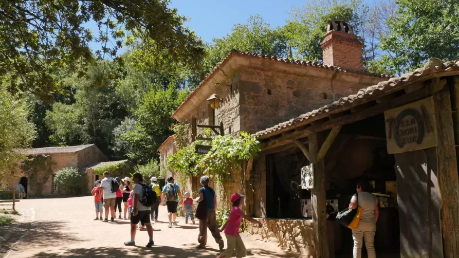 Allées du village XVIIIème “Chasseloup” au Puy du Fou.