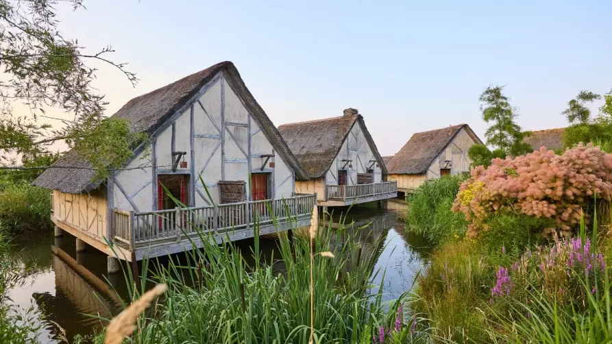 Hôtel “Les Îles de Clovis", chambres sur pilotis au Puy du Fou.