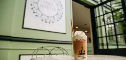 Café latte à voir Chez Josette, le nouveau café du Puy du Fou à l'ambiance Belle Epoque