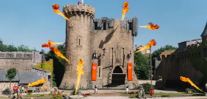 De vogels vliegen in het hart van het podium van de voorstelling “Le Bal des Oiseaux Fantômes”.