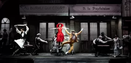 Mimoza and Garance dance together in the show ‘Le Mime et l'Etoile’.