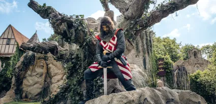 Tristan, héros du spectacle "L'Epée du Roi Arthur" retire Exkalibur pour libérer les chevaliers de la table ronde