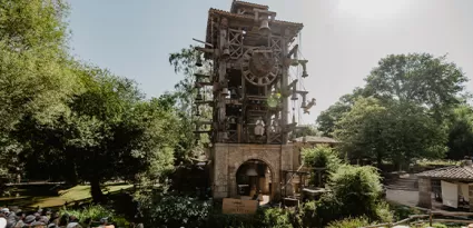 Im Herzen von Chasseloup verfolgen die Zuschauer das Musikspektakel „Le Grand Carillon“.