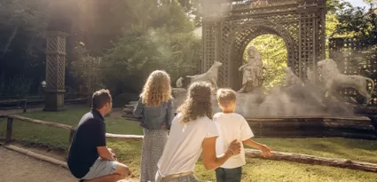 Une famille devant la statue de Jean de la Fontaine dans le spectacle nature "Le Monde Imaginaire de la Fontaine"