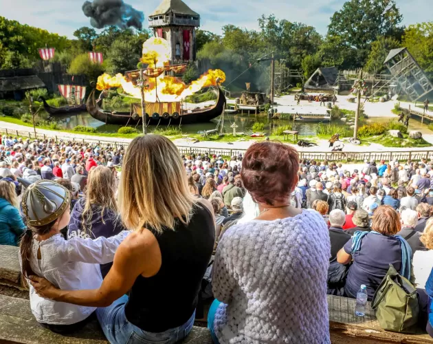 Famille au Puy du Fou devant le spectacle Les Vikings