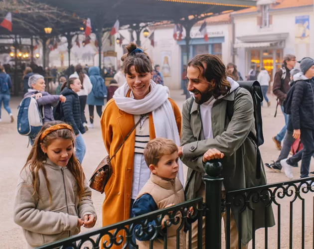 Famille au Bourg Berard du Puy du Fou