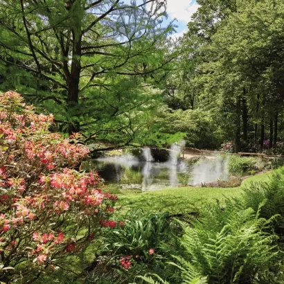 Photo du "Val de la Marienne" fleuri avec une cascade d'eau au printemps au Puy du Fou