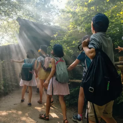 Enfants en sortie scolaire se baladant dans les allées du parc Puy du Fou