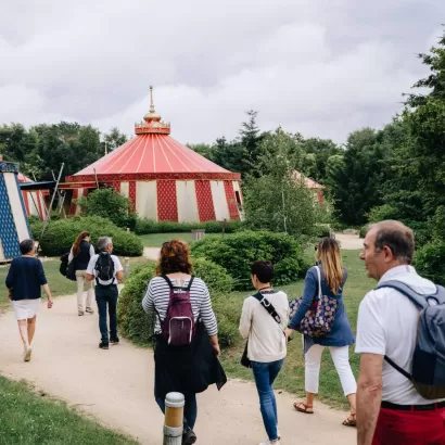 Groupe de personne devant l'hôtel le Camp du Drap d'Or du Puy du Fou