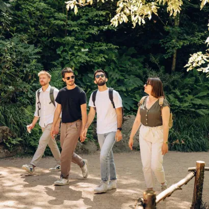 Groupe d'amis dans les allées du parc