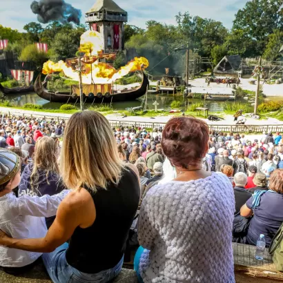 Famille au Puy du Fou devant le spectacle Les Vikings
