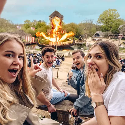 Groupe d'étudiants devant le drakkar des Vikings