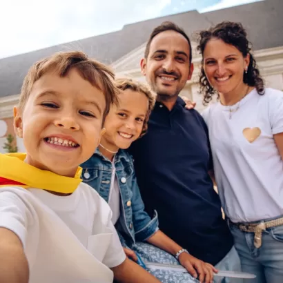 Famille devant le bâtiment du spectacle "Mousquetaire de Richelieu"
