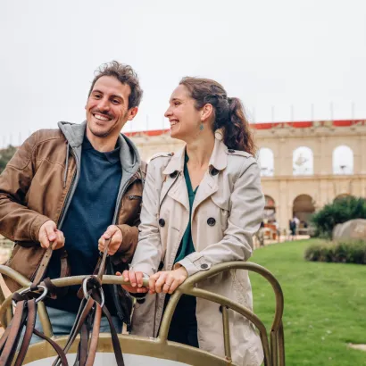 Couple sur un char devant le Stadium Gallo-Romain du spectacle Le Signe du Triomphe
