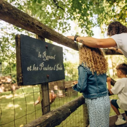 Famille devant les animaux du Monde Imaginaire de la Fontaine