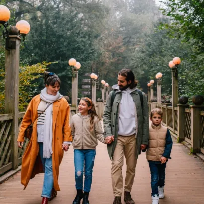 Famille dans les allées du parc en automne