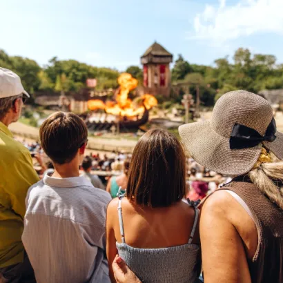 Famille devant le triflamme des Vikings