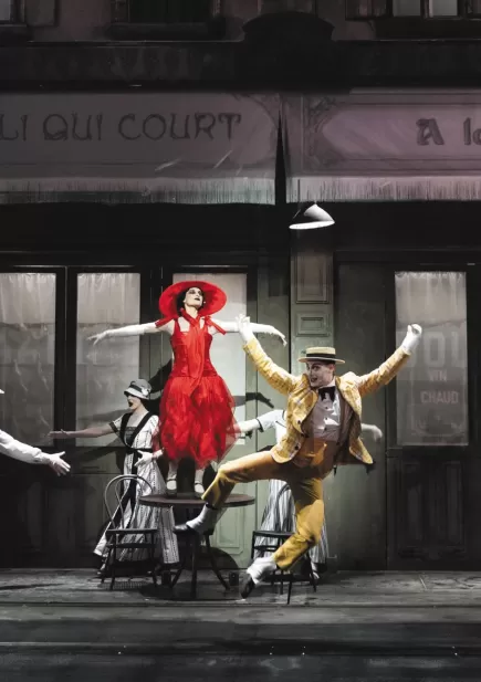Scène de cinéma où Mimoza et Garance dansent dans le spectacle le Mime et l'Etoile au Puy du Fou