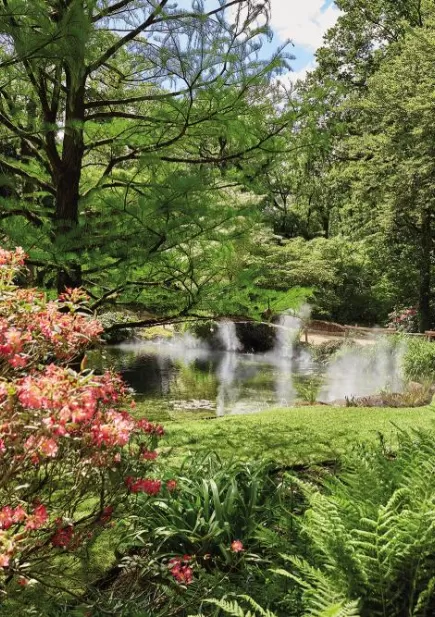 Photo du "Val de la Marienne" fleuri avec une cascade d'eau au printemps au Puy du Fou
