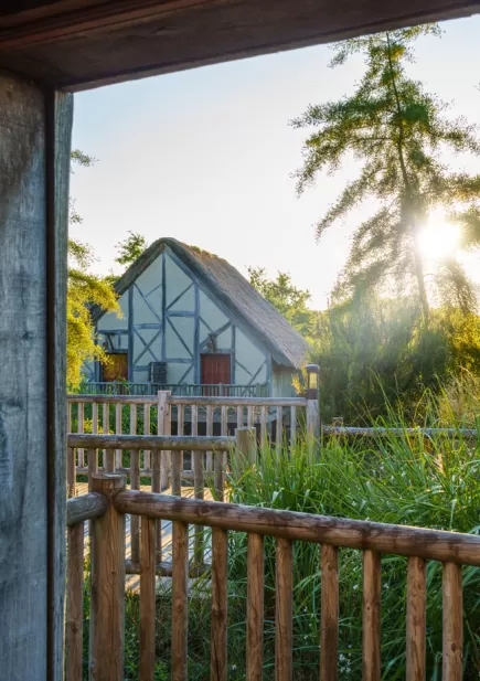 Vue d'une fenêtre de l'hôtel Les Îles de Clovis, un hôtel recréant l'atmosphère du Ier millénaire