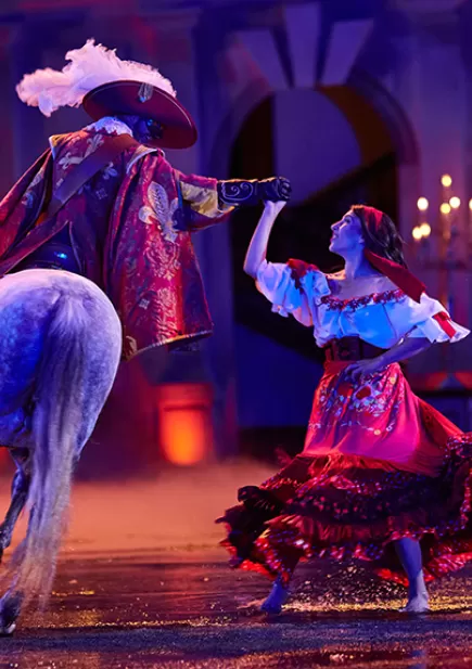 Une flamenca et un mousquetaire sur un cheval au spectacle "Mousquetaire de Richelieu" du Puy du Fou 