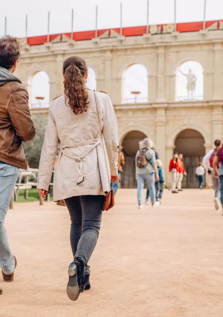 Visiteurs dans l'allée du stadium du "Signe du Triomphe" au Puy du Fou 