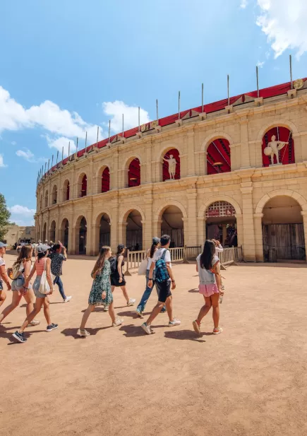 Groupe de visiteurs se dirigeant vers le spectacle Le Signe du Triomphe du Puy du Fou