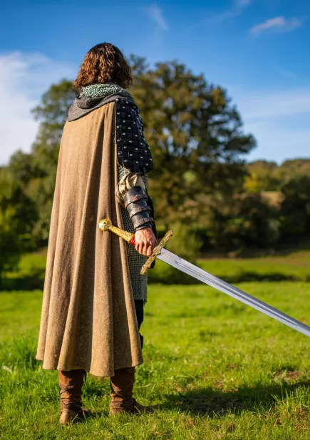 Arthur-avec-Excalibur-en-main-Puy-du-Fou