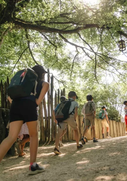 Groupe d'enfants allant à un atelier pédagogique au Puy du Fou