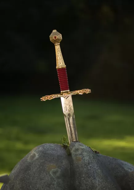 Épée-Exkalibur-dans-la-roche-Puy-du-Fou