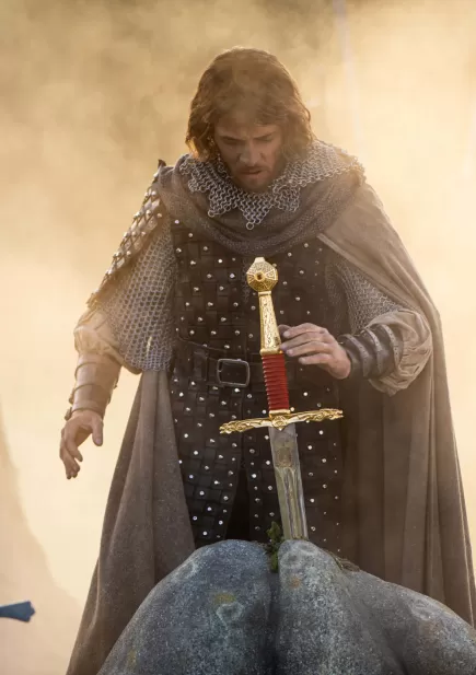 Le-Roi-Arthur-approchant-l'épée-Exkalibur-du-Puy-du-Fou