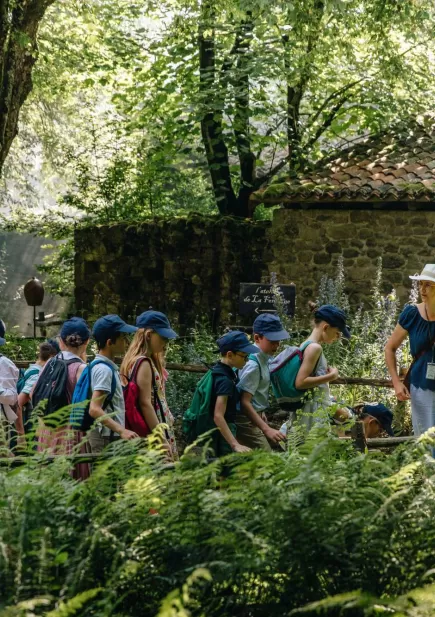 Groupe d'enfants se promenant dans le parc Puy du Fou