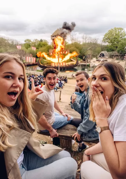 Groupe de jeunes profitant de l'offre étudiante du Puy du Fou pour passer un séjour entre amis