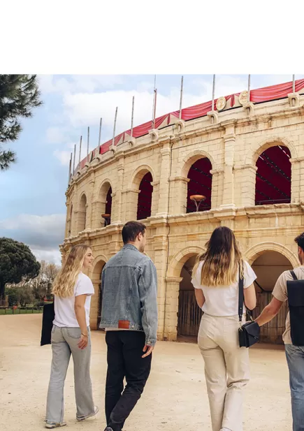 Des étudiants devant le stadium