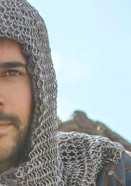 Chevalier représenté dans le spectacle l'Epée du Roi Arthur racontant les histoires des chevaliers de la Table Ronde