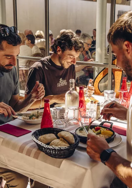Groupe d'amis mangeant au Puy du Fou au Bistrot dans le Bourg Bérard