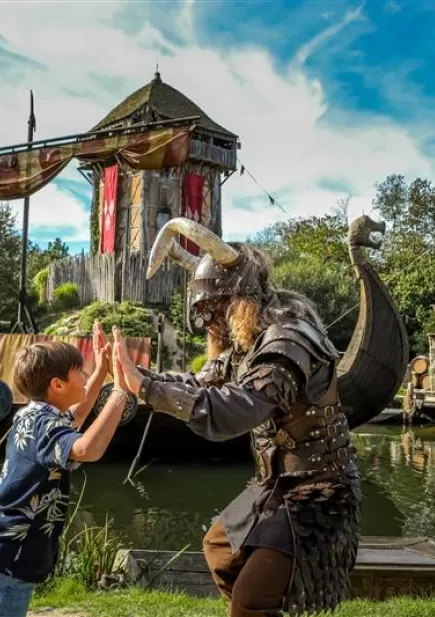 Enfant qui tape dans les mains d'un viking
