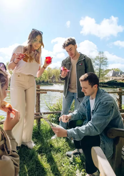 Groupe d'étudiants prenant leur goûter lors d'une visite sur le parc