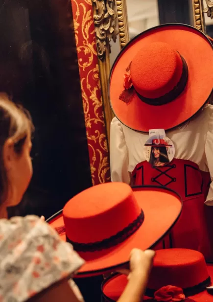 Fille devant le costume de la Serafina dans la boutique du Bourg Bérard