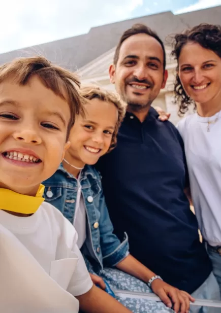 Famille devant le spectacle des Mousquetaires de Richelieu