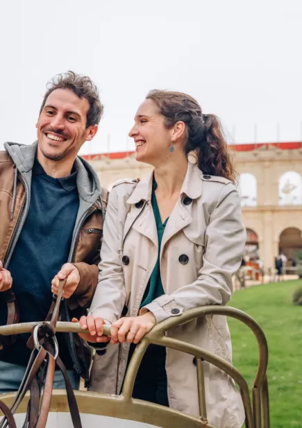 Couple sur un char devant le spectacle du Signe du Triomphe