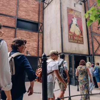 groupe devant Le Mime et l'Etoile Puy du Fou