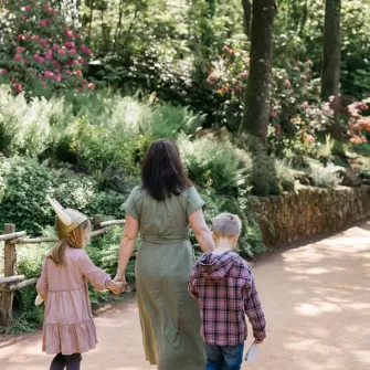Famille dans la nature du Puy du Fou