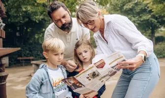 Famille, séjour, programme,Puy du Fou Famille qui regarde le programme du jour