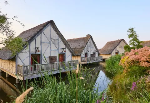 Les huttes de l'hôtel "Les Iles de Clovis" sur pilotis