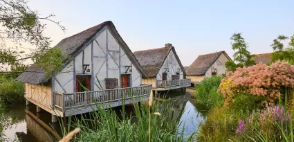 Les huttes de l'hôtel "Les Iles de Clovis" sur pilotis