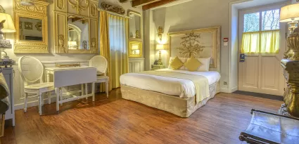 La suite "La Salle des Miroirs" de l'hôtel "Le Logis de Lescure".